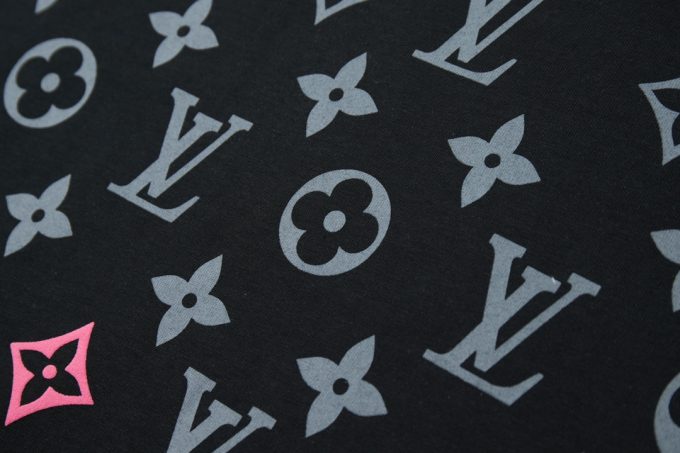 The new short-sleeved style of Louis LV