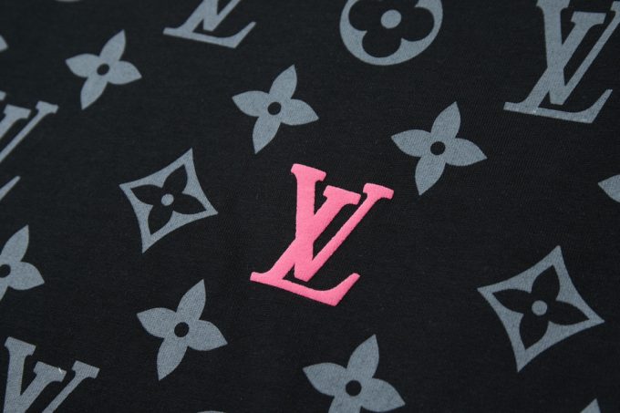 The new short-sleeved style of Louis LV