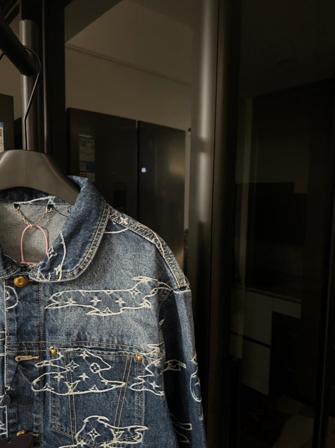Louis Xiangyun embroidered embossed denim jacket