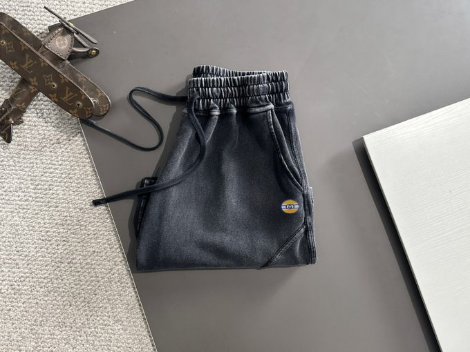 GUCCI's new elastic band casual solid-color loose shorts