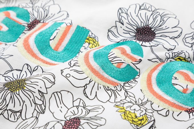 A short sleeve with ten thousand colorful embroidered stitches