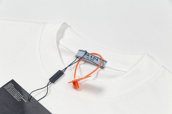 Prada's new triangular striped short-sleeved T-shirt