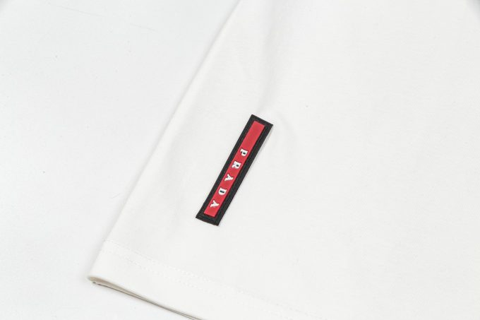 Prada's new triangular striped short-sleeved T-shirt