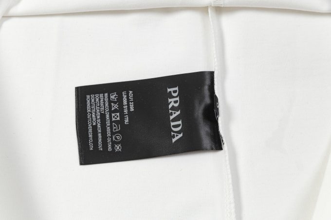 Prada's new triangular striped short-sleeved T-shirt