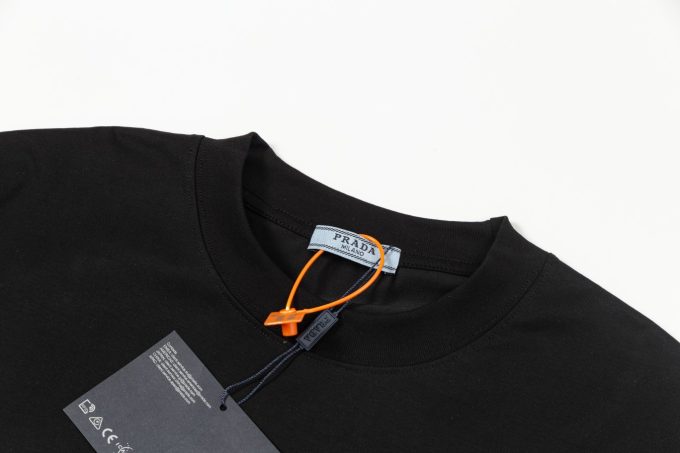 Prada's new triangular striped short-sleeved T-shirt