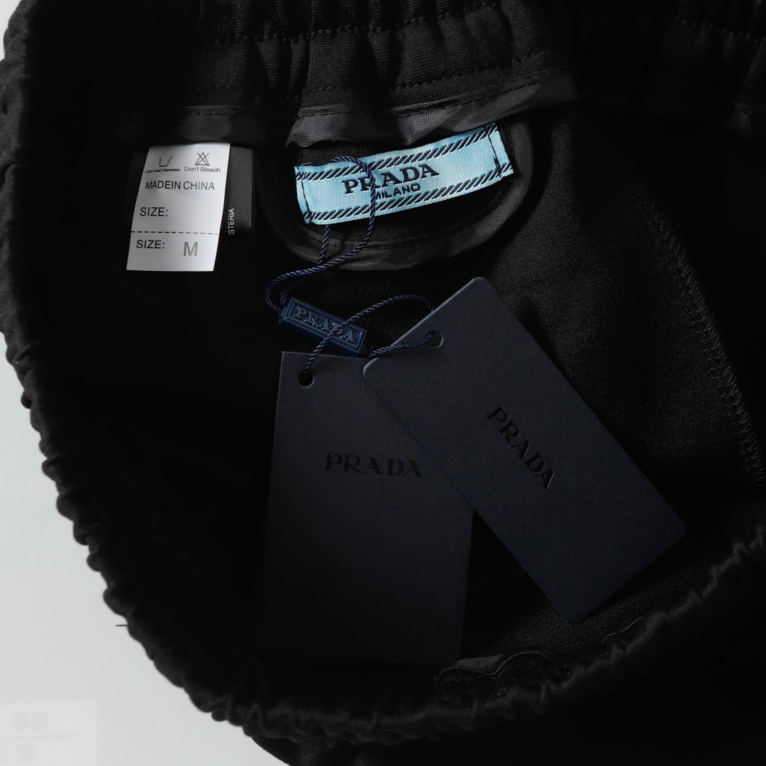 Prada's 2025 early spring new casual shorts