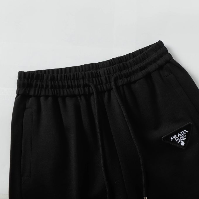 Prada's 2025 early spring new casual shorts