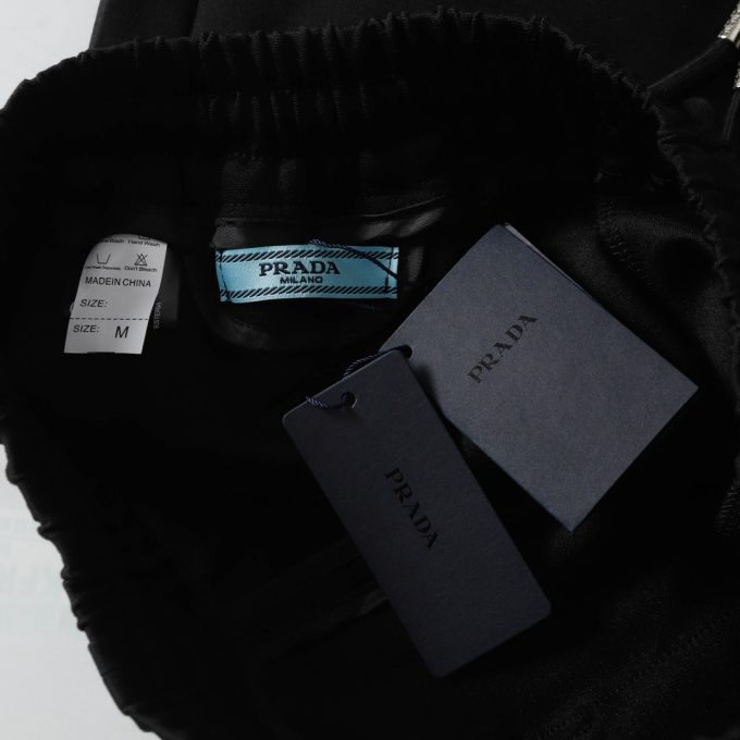 Prada's 2025 early spring new casual shorts