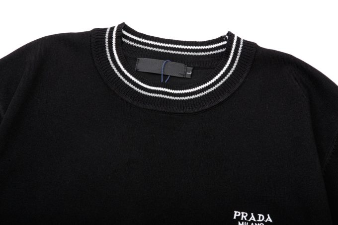 Prada small letter yarn-dyed triangular label knitted round neck