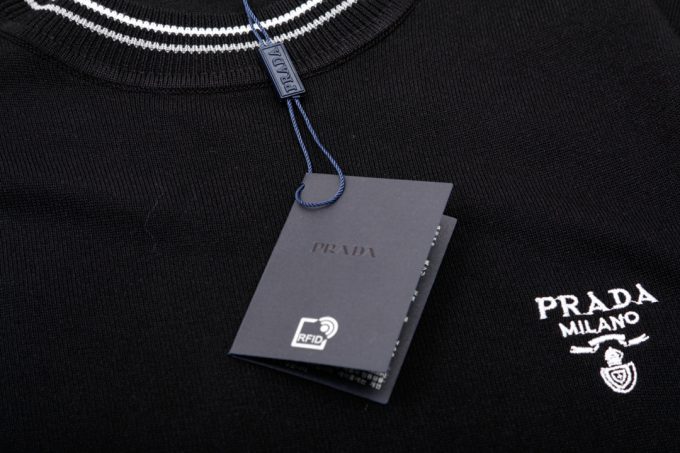 Prada small letter yarn-dyed triangular label knitted round neck