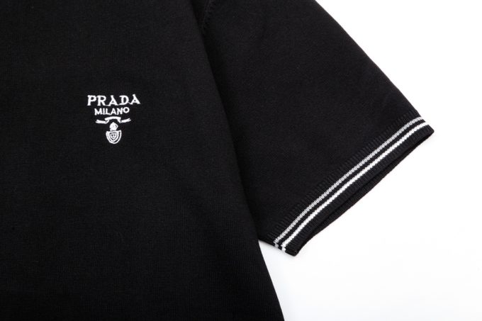 Prada small letter yarn-dyed triangular label knitted round neck