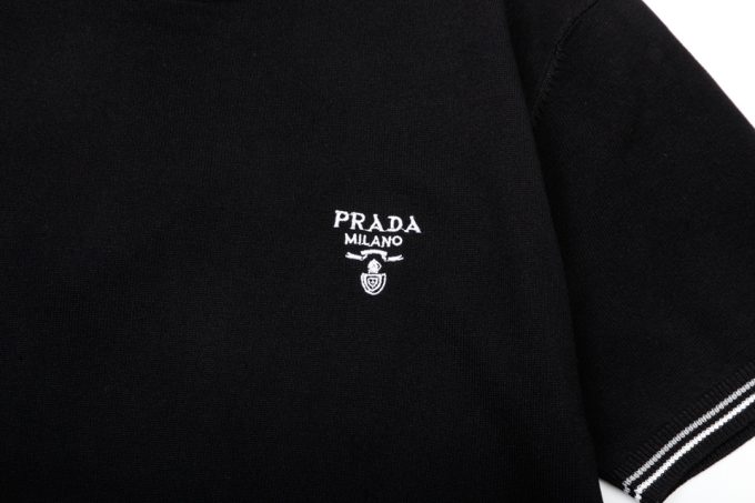Prada small letter yarn-dyed triangular label knitted round neck