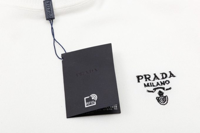 Prada small letter yarn-dyed triangular label knitted round neck