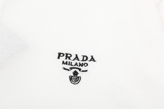Prada small letter yarn-dyed triangular label knitted round neck