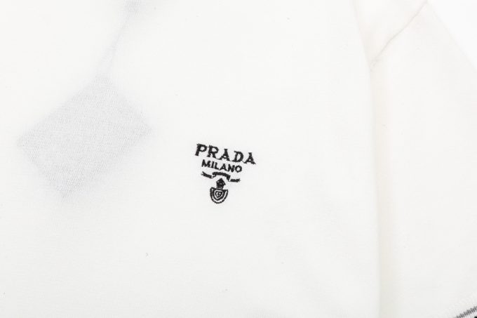 Prada small letter yarn-dyed triangular label knitted round neck