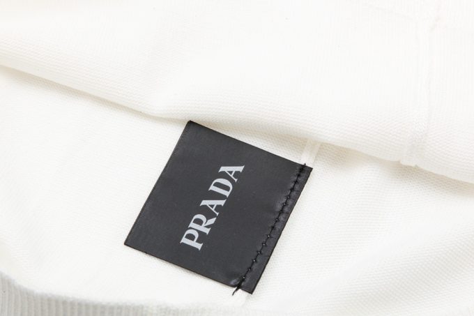 Prada small letter yarn-dyed triangular label knitted round neck