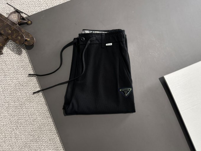 Prada's Spring/Summer 2025 new elastic casual pants