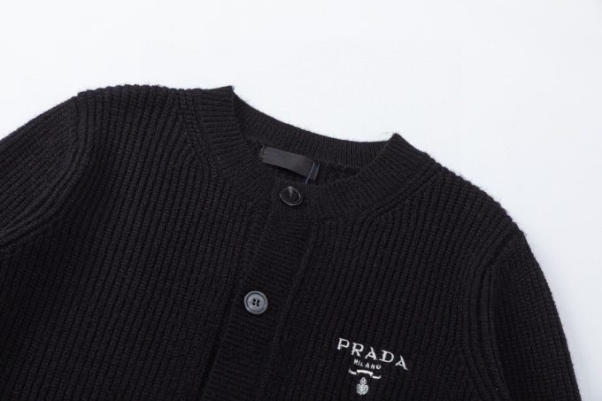 Prada's new 23fw autumn and winter woolen knitted cardigan