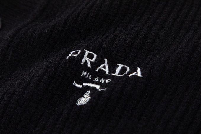 Prada's new 23fw autumn and winter woolen knitted cardigan