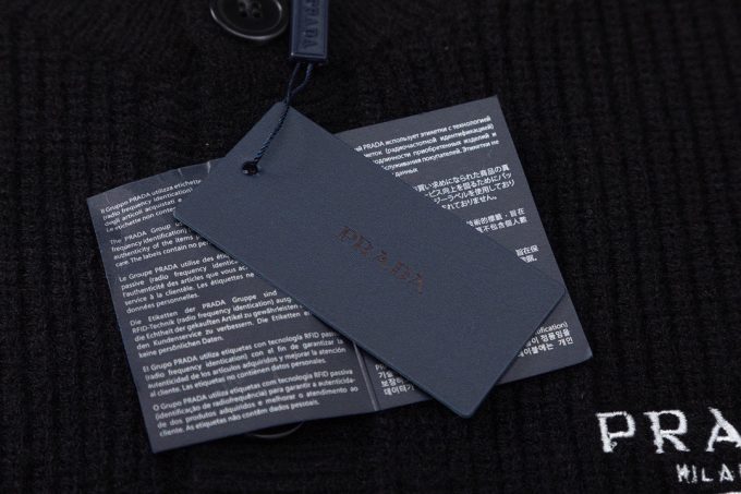 Prada's new 23fw autumn and winter woolen knitted cardigan