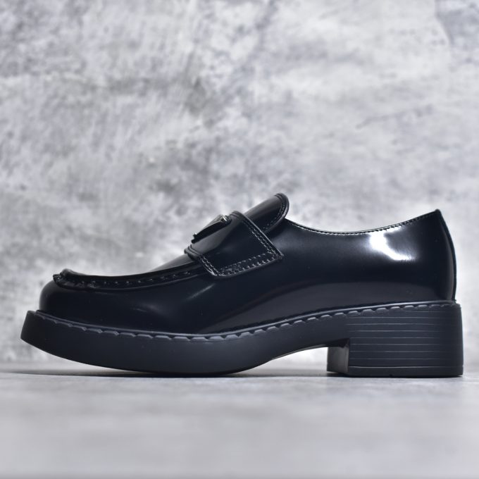 he best black loafers for Spring/Summer 2024 The shoe design is delicate and elegant, with a triangular logo added, exuding a sense of high-end sophistication. You can exude an air of presence in both daily commutes and small occasions prada, a renowned luxury brand from Italy, presents this model with a cowhide upper that exudes the dark and elegant charm of Prada. The toe is very delicate, and the retro and fashionable balance of the shoe last is excellent. It is not as dull as other styles in daily life. The overall style is casual and fashionable! The style is simple and elegant, comfortable and lightweight. The upper of the calf leather shoes has a super soft touch, is skin-friendly and smooth, and is very textured and easy to maintain. The design gets rid of the feeling of being a passer-by and breaks the dullness and monotony! It's really super delicate and versatile! Moreover, this height-increasing effect is unique. It has a particularly British style but is not overly retro, which is also very in line with the aesthetic preferences of urban young people! Size: 35 36 37 38 39 40 Note: This style is half a size to one size larger than the sports shoes. Please be careful when choosing!