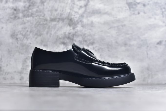 he best black loafers for Spring/Summer 2024 The shoe design is delicate and elegant, with a triangular logo added, exuding a sense of high-end sophistication. You can exude an air of presence in both daily commutes and small occasions prada, a renowned luxury brand from Italy, presents this model with a cowhide upper that exudes the dark and elegant charm of Prada. The toe is very delicate, and the retro and fashionable balance of the shoe last is excellent. It is not as dull as other styles in daily life. The overall style is casual and fashionable! The style is simple and elegant, comfortable and lightweight. The upper of the calf leather shoes has a super soft touch, is skin-friendly and smooth, and is very textured and easy to maintain. The design gets rid of the feeling of being a passer-by and breaks the dullness and monotony! It's really super delicate and versatile! Moreover, this height-increasing effect is unique. It has a particularly British style but is not overly retro, which is also very in line with the aesthetic preferences of urban young people! Size: 35 36 37 38 39 40 Note: This style is half a size to one size larger than the sports shoes. Please be careful when choosing!