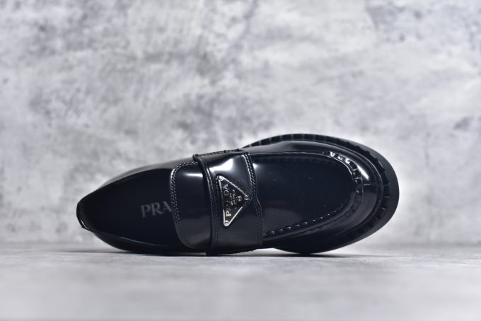 he best black loafers for Spring/Summer 2024 The shoe design is delicate and elegant, with a triangular logo added, exuding a sense of high-end sophistication. You can exude an air of presence in both daily commutes and small occasions prada, a renowned luxury brand from Italy, presents this model with a cowhide upper that exudes the dark and elegant charm of Prada. The toe is very delicate, and the retro and fashionable balance of the shoe last is excellent. It is not as dull as other styles in daily life. The overall style is casual and fashionable! The style is simple and elegant, comfortable and lightweight. The upper of the calf leather shoes has a super soft touch, is skin-friendly and smooth, and is very textured and easy to maintain. The design gets rid of the feeling of being a passer-by and breaks the dullness and monotony! It's really super delicate and versatile! Moreover, this height-increasing effect is unique. It has a particularly British style but is not overly retro, which is also very in line with the aesthetic preferences of urban young people! Size: 35 36 37 38 39 40 Note: This style is half a size to one size larger than the sports shoes. Please be careful when choosing!