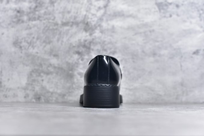 he best black loafers for Spring/Summer 2024 The shoe design is delicate and elegant, with a triangular logo added, exuding a sense of high-end sophistication. You can exude an air of presence in both daily commutes and small occasions prada, a renowned luxury brand from Italy, presents this model with a cowhide upper that exudes the dark and elegant charm of Prada. The toe is very delicate, and the retro and fashionable balance of the shoe last is excellent. It is not as dull as other styles in daily life. The overall style is casual and fashionable! The style is simple and elegant, comfortable and lightweight. The upper of the calf leather shoes has a super soft touch, is skin-friendly and smooth, and is very textured and easy to maintain. The design gets rid of the feeling of being a passer-by and breaks the dullness and monotony! It's really super delicate and versatile! Moreover, this height-increasing effect is unique. It has a particularly British style but is not overly retro, which is also very in line with the aesthetic preferences of urban young people! Size: 35 36 37 38 39 40 Note: This style is half a size to one size larger than the sports shoes. Please be careful when choosing!