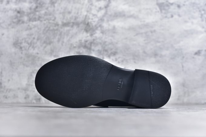 he best black loafers for Spring/Summer 2024 The shoe design is delicate and elegant, with a triangular logo added, exuding a sense of high-end sophistication. You can exude an air of presence in both daily commutes and small occasions prada, a renowned luxury brand from Italy, presents this model with a cowhide upper that exudes the dark and elegant charm of Prada. The toe is very delicate, and the retro and fashionable balance of the shoe last is excellent. It is not as dull as other styles in daily life. The overall style is casual and fashionable! The style is simple and elegant, comfortable and lightweight. The upper of the calf leather shoes has a super soft touch, is skin-friendly and smooth, and is very textured and easy to maintain. The design gets rid of the feeling of being a passer-by and breaks the dullness and monotony! It's really super delicate and versatile! Moreover, this height-increasing effect is unique. It has a particularly British style but is not overly retro, which is also very in line with the aesthetic preferences of urban young people! Size: 35 36 37 38 39 40 Note: This style is half a size to one size larger than the sports shoes. Please be careful when choosing!