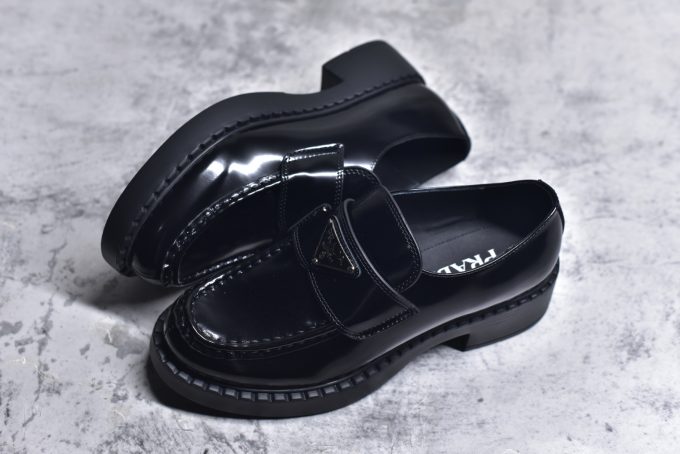 he best black loafers for Spring/Summer 2024 The shoe design is delicate and elegant, with a triangular logo added, exuding a sense of high-end sophistication. You can exude an air of presence in both daily commutes and small occasions prada, a renowned luxury brand from Italy, presents this model with a cowhide upper that exudes the dark and elegant charm of Prada. The toe is very delicate, and the retro and fashionable balance of the shoe last is excellent. It is not as dull as other styles in daily life. The overall style is casual and fashionable! The style is simple and elegant, comfortable and lightweight. The upper of the calf leather shoes has a super soft touch, is skin-friendly and smooth, and is very textured and easy to maintain. The design gets rid of the feeling of being a passer-by and breaks the dullness and monotony! It's really super delicate and versatile! Moreover, this height-increasing effect is unique. It has a particularly British style but is not overly retro, which is also very in line with the aesthetic preferences of urban young people! Size: 35 36 37 38 39 40 Note: This style is half a size to one size larger than the sports shoes. Please be careful when choosing!