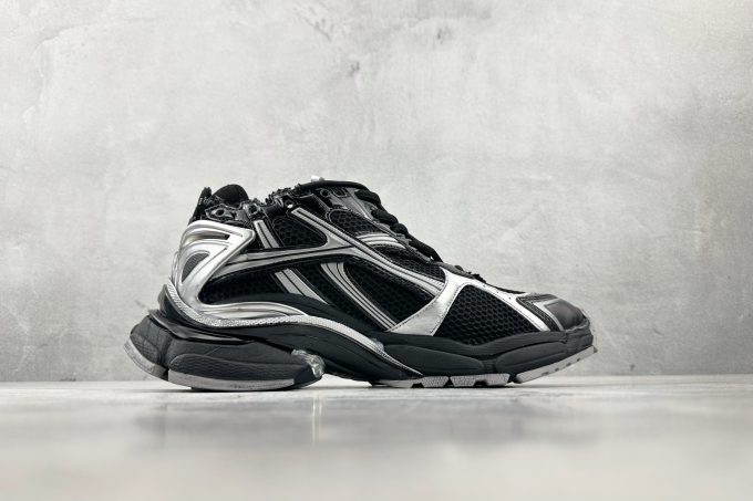 Balenciaga Runner in black