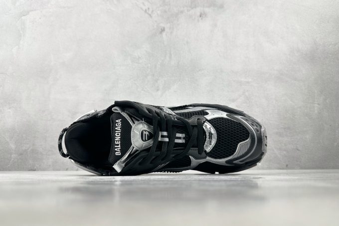 Balenciaga Runner in black