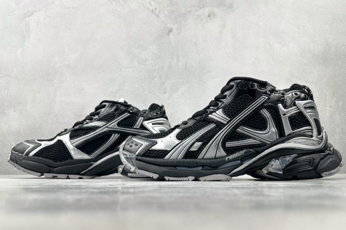 Balenciaga Runner in black