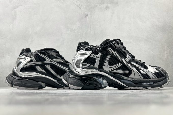 Balenciaga Runner in black