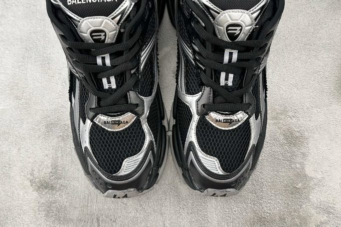 Balenciaga Runner in black
