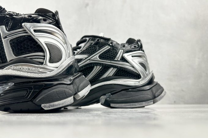 Balenciaga Runner in black